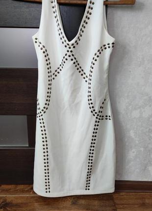 Сукня білого кольору