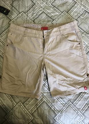 Бежевые шорты, длина 48, регулируется от47, об 53