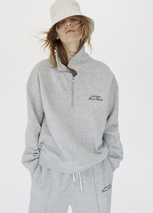 Теплый серый базовый свитшот с молнией