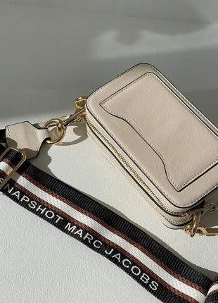 Женская сумка marc jacobs small camera bag beige5 фото