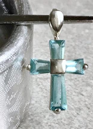 Кулон - подвеска, серебро 925 пробы, б/в, крест с голубыми цирконами