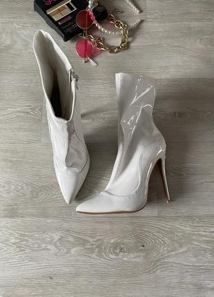 Стильные лаковые белые ботинки чулки