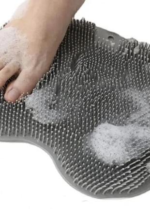 Массажная щетка мочалка для спины и ног силиконовая на присосках в ванную или душевую сераяvmarketop4 фото