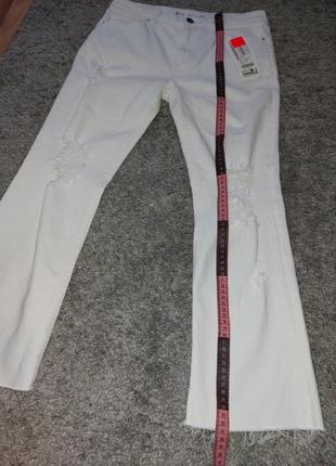 Стильні білі укорочені джинси кльош, базові джинси