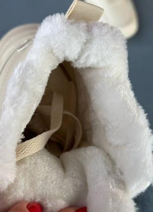 Женские зимние ботинки бежевого цвета5 фото