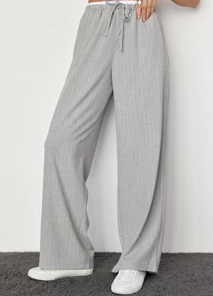 Женские брюки в полоску с резинкой на талии