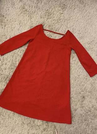 Червона сукня а-силуету