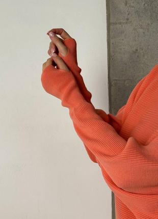 Теплый косьм со свободным свитером с горлом с высокими манжетами с прорезями для пальчика на рукавах с юбкой миди8 фото