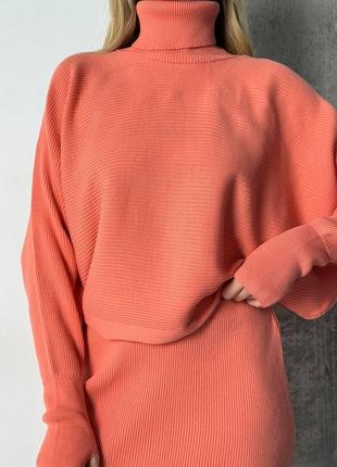 Теплый косьм со свободным свитером с горлом с высокими манжетами с прорезями для пальчика на рукавах с юбкой миди7 фото