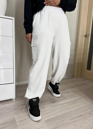 Спортивные штаны женские джоггеры джоггеры карго базовые черные белые весенние повседневные на весну батал больших размеров свободные широкие с карманами7 фото