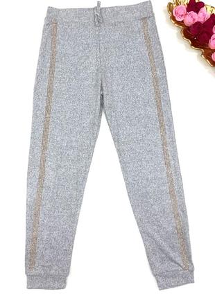 Трикотажные спортивные штаны серого цвета, декорированы золотистыми камушками. 1/ размер: 12 лет2 фото