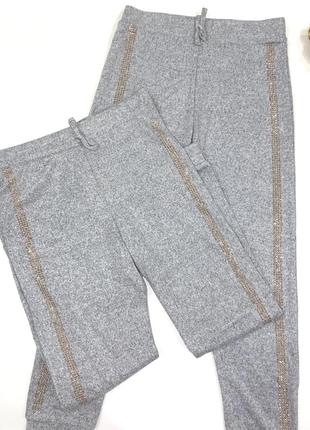 Трикотажные спортивные штаны серого цвета, декорированы золотистыми камушками. 1/ размер: 12 лет1 фото