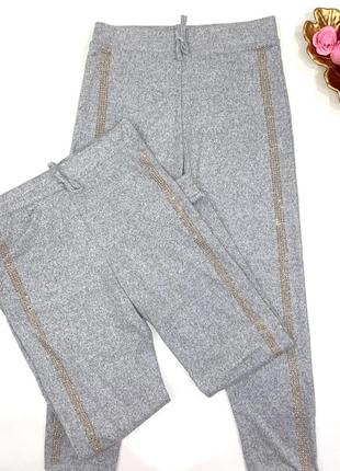 Трикотажные спортивные штаны серого цвета, декорированы золотистыми камушками. 1/ размер: 12 лет4 фото
