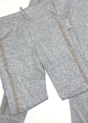 Трикотажные спортивные штаны серого цвета, декорированы золотистыми камушками. 1/ размер: 12 лет5 фото
