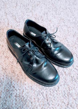 Чоловічі туфлі від бренду dr. martens