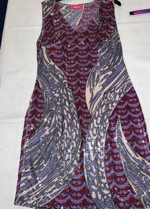 Платье футляр из невероятной ткани в пайетки1 фото