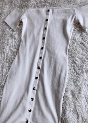 Белое бандажное платье в рубчик со спущенными плечиками missguided
