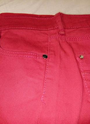 Малиновые укороченные зауженные джинсы на низкой посадке5 фото