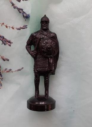 Статуетка срср кілкий пластик лицар в обладунках воїн мініатюра1 фото