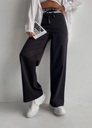 Чорні класичні штани зі зручними кишенями з боків.1 фото