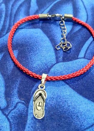 Красная нить с подвеской сланцы.