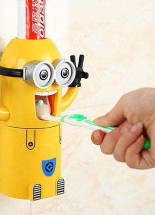 Яскравий автоматичний дитячий дозатор зубної пасти міньйон
