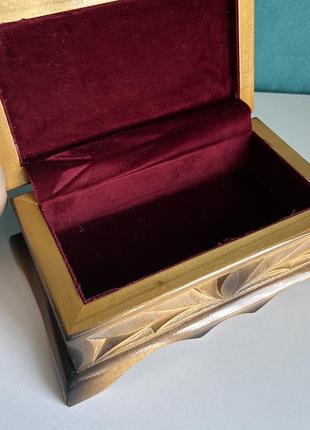 Деревʼяна скринька для прикрас з різьбленням3 фото