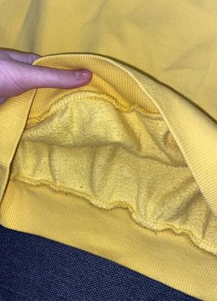 Женский свитшот на флисе желтого цвета3 фото