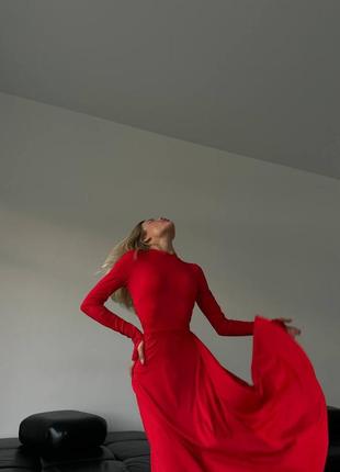 Изящное длинное красное облегающее платье подчеркивает талию 20243 фото