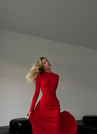 Изящное длинное красное облегающее платье подчеркивает талию 20244 фото