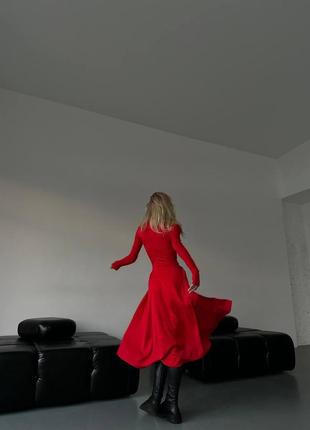 Изящное длинное красное облегающее платье подчеркивает талию 20242 фото