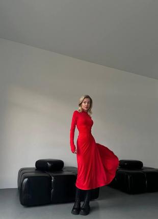 Изящное длинное красное облегающее платье подчеркивает талию 20247 фото