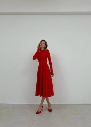 Изящное длинное красное облегающее платье подчеркивает талию 20246 фото