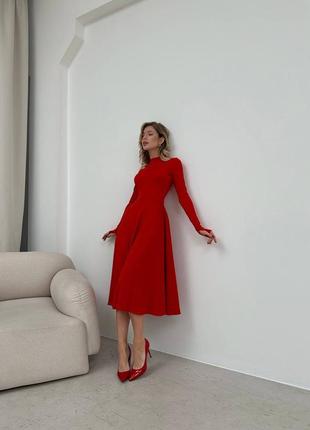 Изящное длинное красное облегающее платье подчеркивает талию 20245 фото