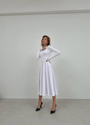 Изящное длинное белое облегающее платье подчеркивает талию 20242 фото