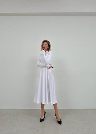 Изящное длинное белое облегающее платье подчеркивает талию 20243 фото