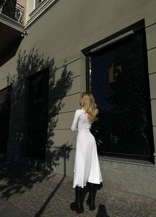 Изящное длинное белое облегающее платье подчеркивает талию 20244 фото