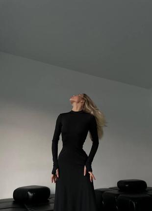 Витончена довга чорна облягаюча сукня підкреслює талію 20242 фото