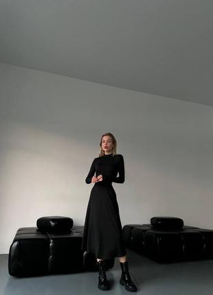 Витончена довга чорна облягаюча сукня підкреслює талію 20244 фото