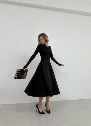 Витончена довга чорна облягаюча сукня підкреслює талію 20243 фото