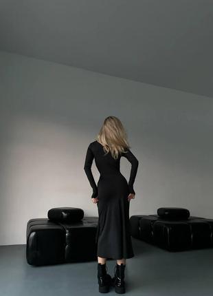 Витончена довга чорна облягаюча сукня підкреслює талію 20245 фото