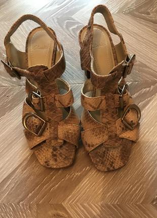 Стильні шкіряні босоніжки