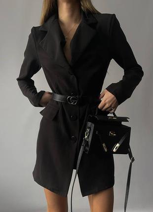 Платье мини жакет на пуговицах с вырезом на спине пиджак с ремнем поясом платье короткая приталенная с цепями стильная трендовая черная5 фото