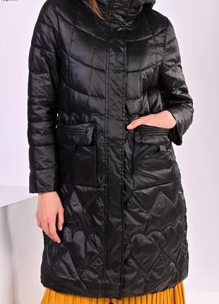 Женская стеганая куртка с капюшоном черная длинная пуховая7 фото
