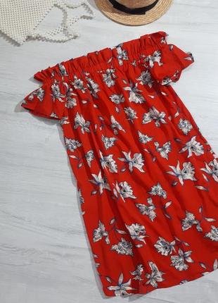 Яскраве плаття з квітковим принтом. сукня зі спущеними плечима.червона сукня