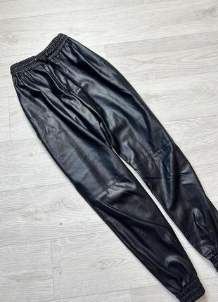 Джоггеры черные из экокожи штаны брюки зара zara5 фото