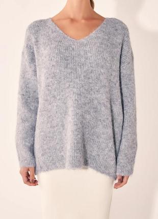 Теплий светр з вовною з v-вирізом