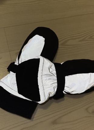 Стильні теплі водонепроникні люмінесцентні срібно-чорні підліткові рукавиці cubus 9-10 років.2 фото