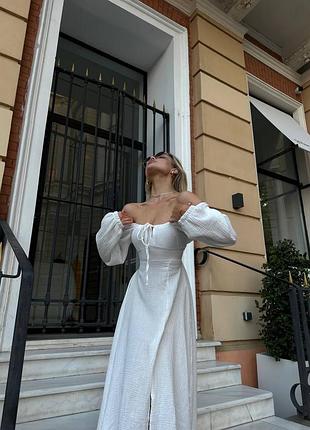 Платье с разрезом