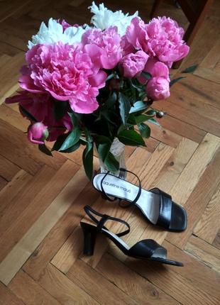 Шкіряні босоніжки на каблуку